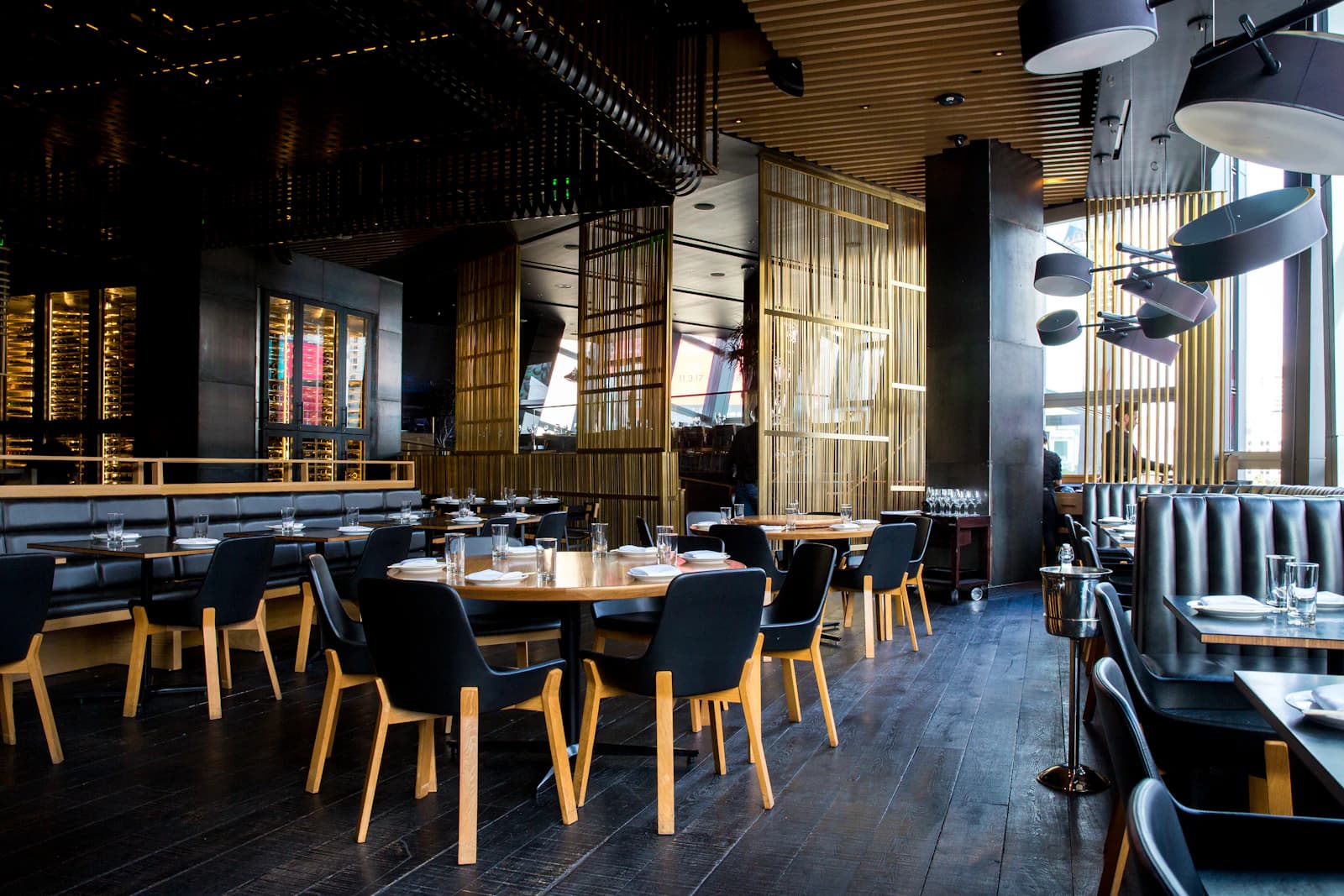 Salle d'un restaurant dressée avant le service